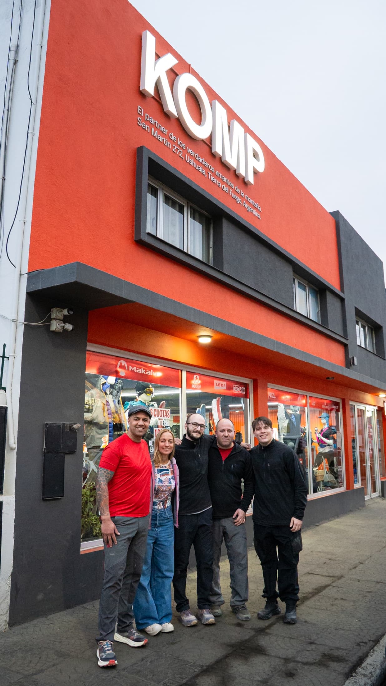 El equipo de Grapes frente al local de KOMP